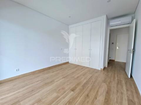 Apartamento t1 novo, piscina, garagem, a 200 metros da praia da rocha