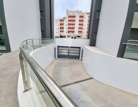 Apartamento t1 novo, piscina, garagem, a 200 metros da praia da rocha