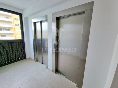 Apartamento t1 novo, piscina, garagem, a 200 metros da praia da rocha