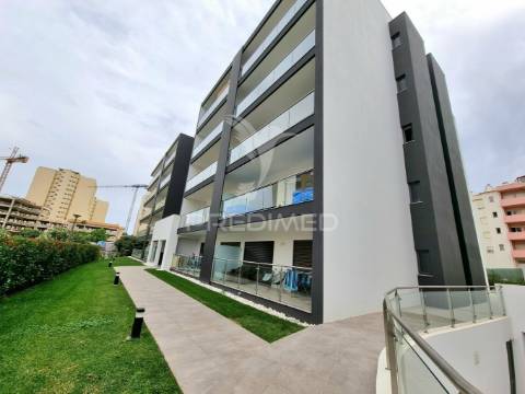 Apartamento t1 novo, piscina, garagem, a 200 metros da praia da rocha