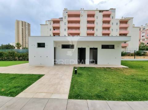 Apartamento t1 novo, piscina, garagem, a 200 metros da praia da rocha