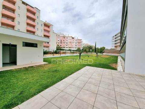 Apartamento t1 novo, piscina, garagem, a 200 metros da praia da rocha