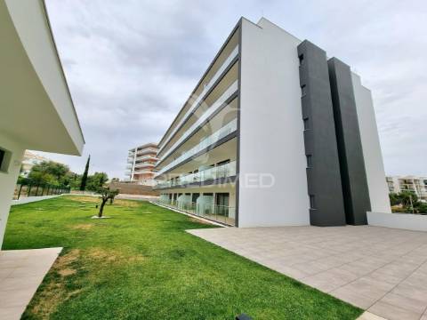 Apartamento t1 novo, piscina, garagem, a 200 metros da praia da rocha