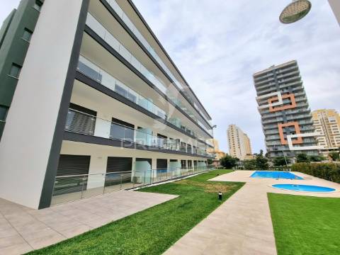 Apartamento t1 novo, piscina, garagem, a 200 metros da praia da rocha
