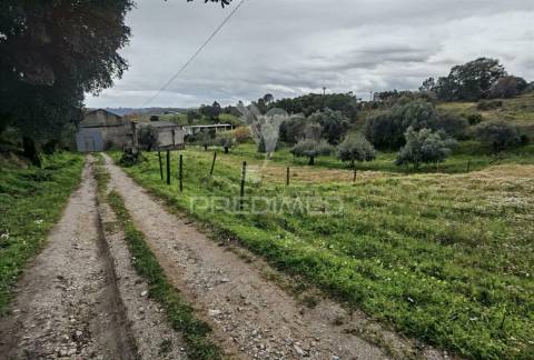 Terreno urbano com pavilhão, monsanto / alcanena