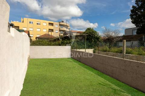 Moradia t4 com pátio e jardim