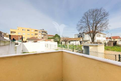 Moradia t4 com pátio e jardim