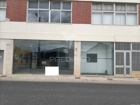 Loja/armazém localizada no centro de ourém