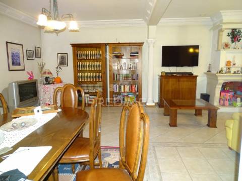 Moradia isolada tipologia t4 com garagem grande e anexo