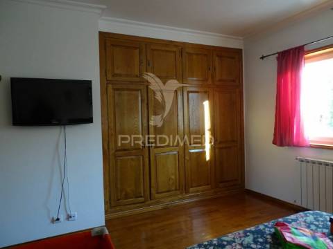 Moradia isolada tipologia t4 com garagem grande e anexo