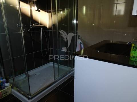 Moradia isolada tipologia t4 com garagem grande e anexo