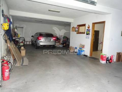Moradia isolada tipologia t4 com garagem grande e anexo