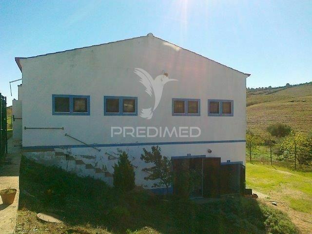Armazém em grande terreno