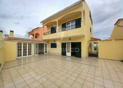 Moradia t4 | remodelada | carregado
