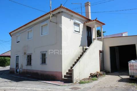 Prédio com habitação, espaço comercial e armazém.