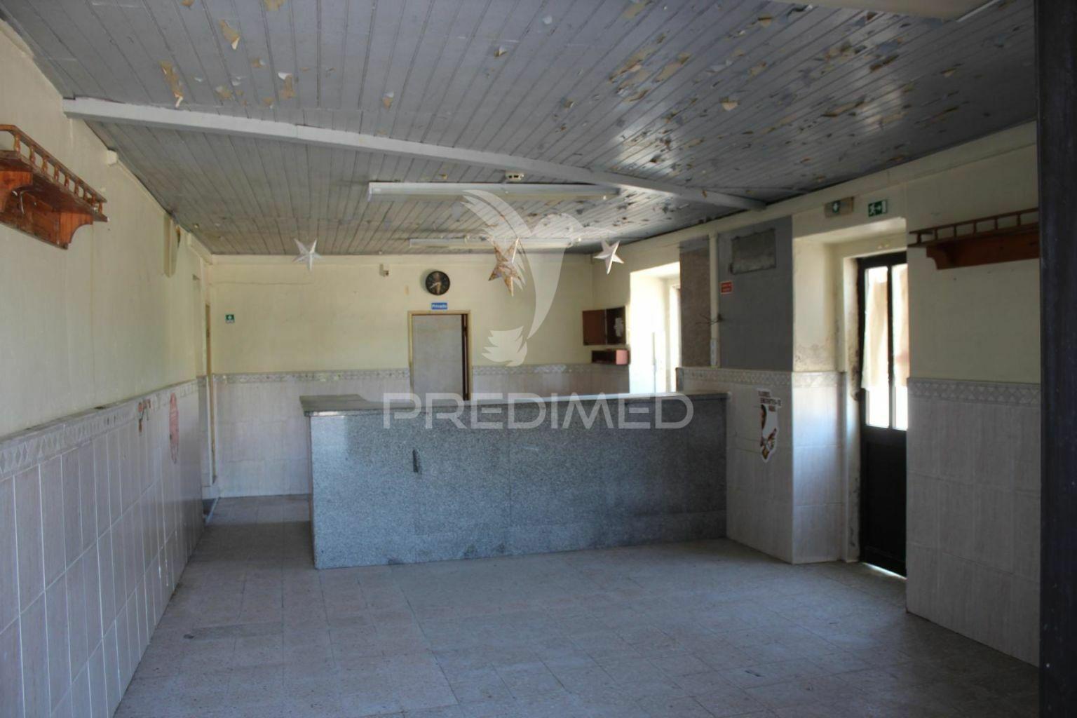 Prédio com habitação, espaço comercial e armazém.