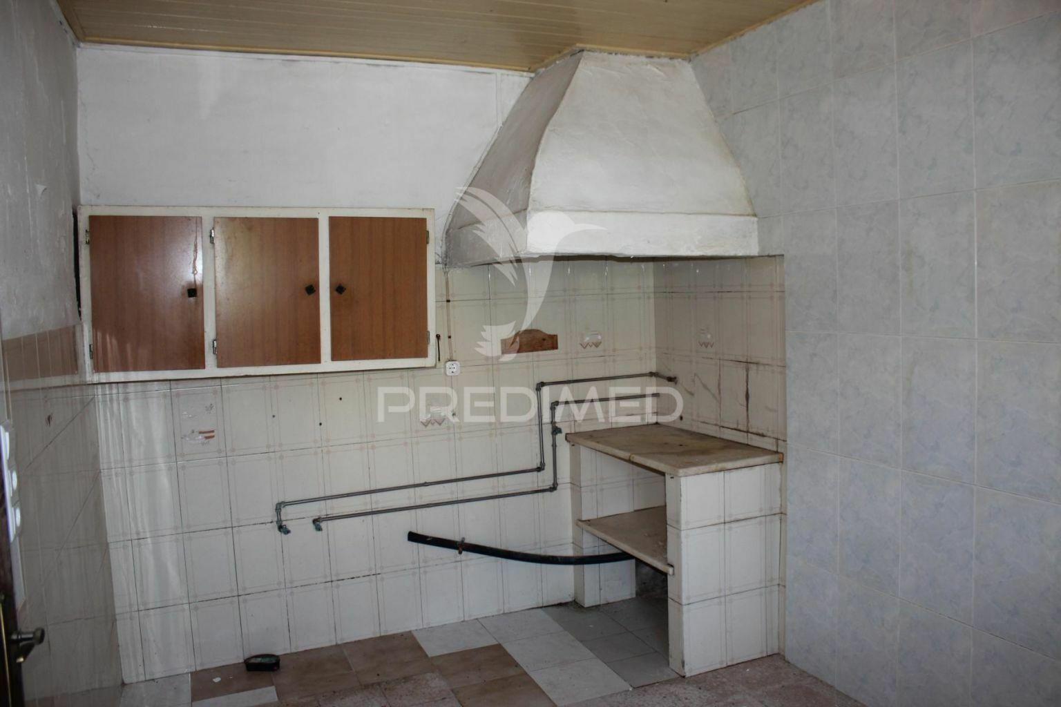 Prédio com habitação, espaço comercial e armazém.