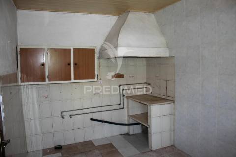 Prédio com habitação, espaço comercial e armazém.