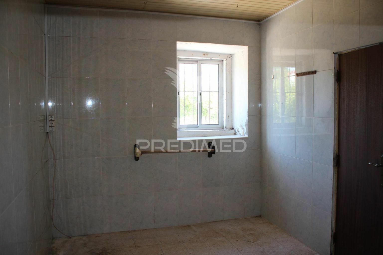 Prédio com habitação, espaço comercial e armazém.