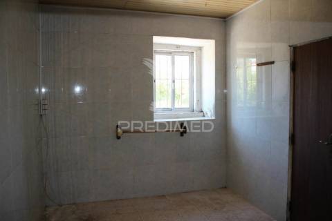 Prédio com habitação, espaço comercial e armazém.