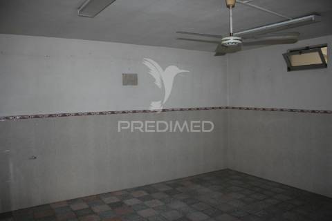 Prédio com habitação, espaço comercial e armazém.