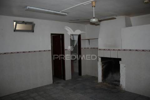 Prédio com habitação, espaço comercial e armazém.