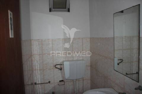 Prédio com habitação, espaço comercial e armazém.