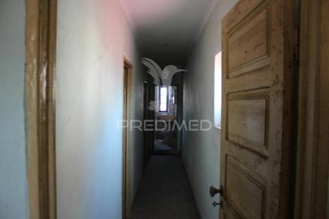 Prédio com habitação, espaço comercial e armazém.
