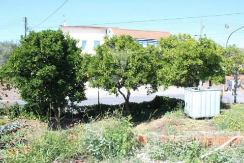 Prédio com habitação, espaço comercial e armazém.