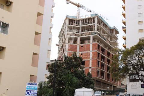 Novo t2 de luxo com terraço e garagem na praia rocha