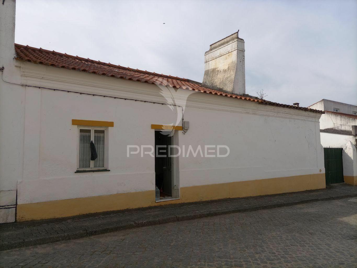 Moradia em zona calma e com quintal