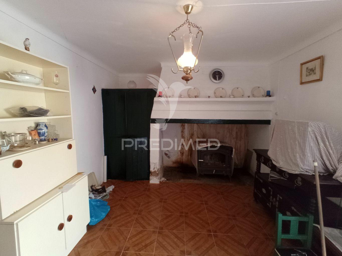 Moradia em zona calma e com quintal