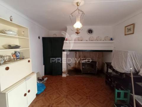 Moradia em zona calma e com quintal