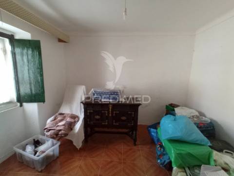Moradia em zona calma e com quintal