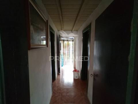 Moradia em zona calma e com quintal