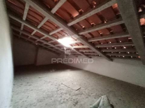 Moradia em zona calma e com quintal
