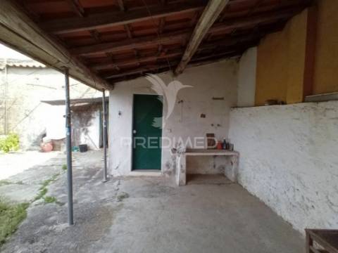 Moradia em zona calma e com quintal