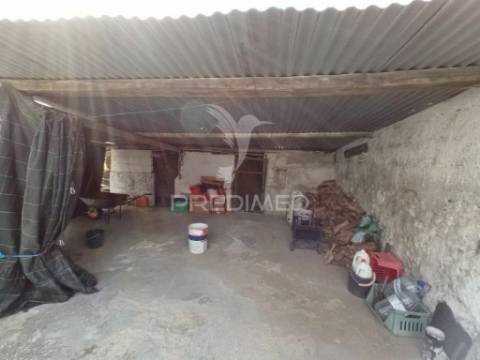 Moradia em zona calma e com quintal