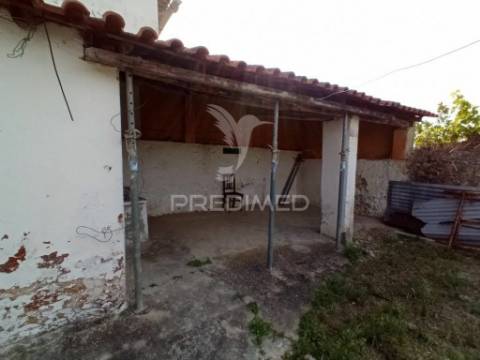 Moradia em zona calma e com quintal