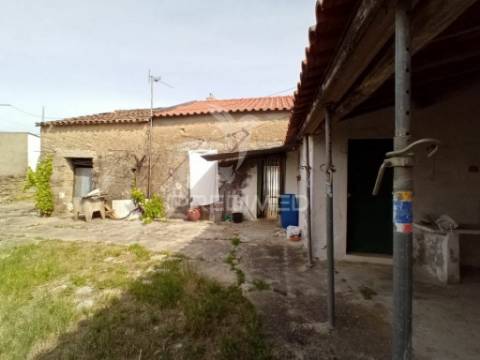 Moradia em zona calma e com quintal