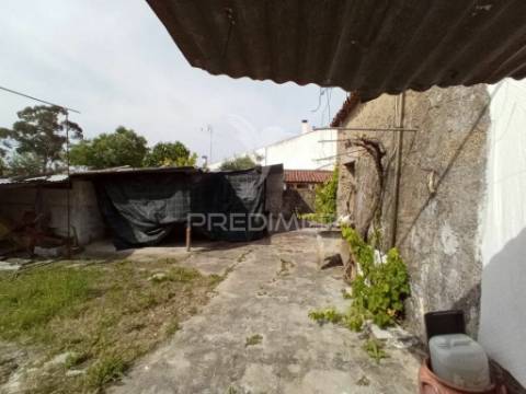 Moradia em zona calma e com quintal