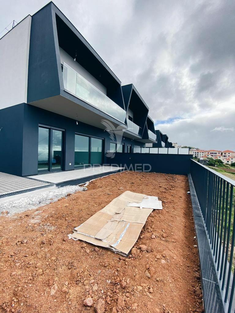 Moradias em banda em fase de construção