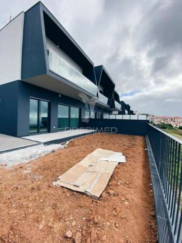 Moradias em banda em fase de construção