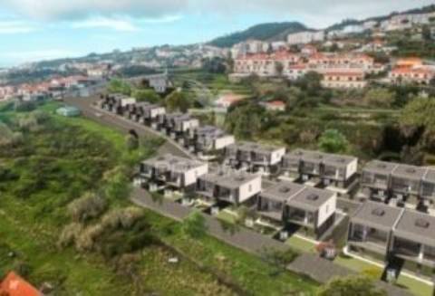 Moradias em banda em fase de construção