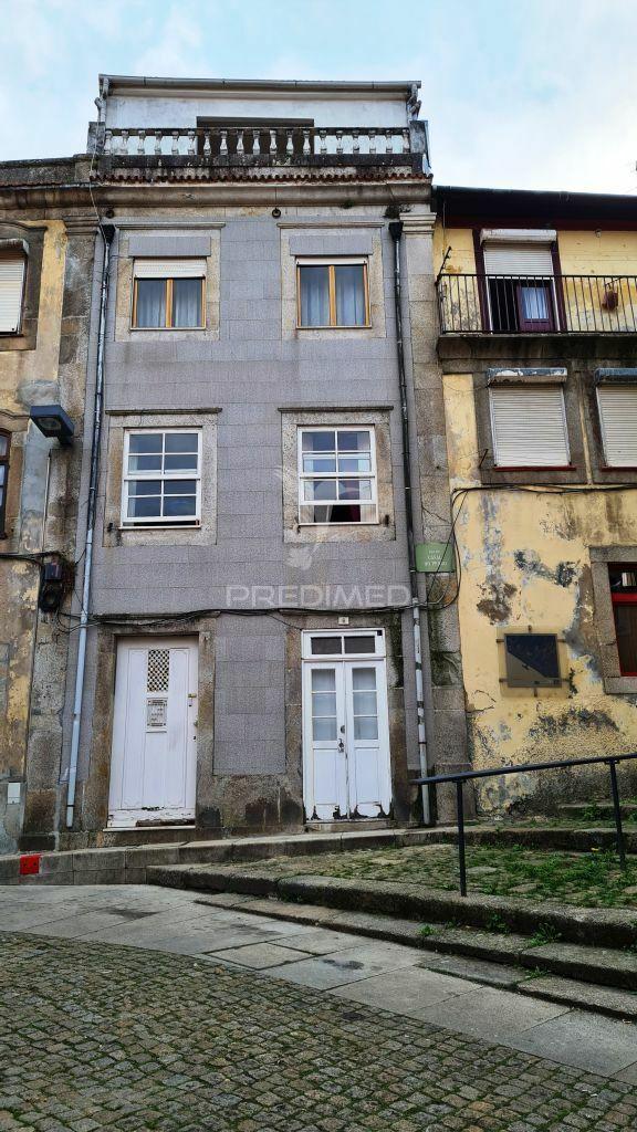 Predio  na marginal do porto