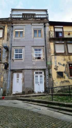 Predio  na marginal do porto