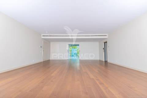 Apartamento t2 de luxo na estrada monumental.