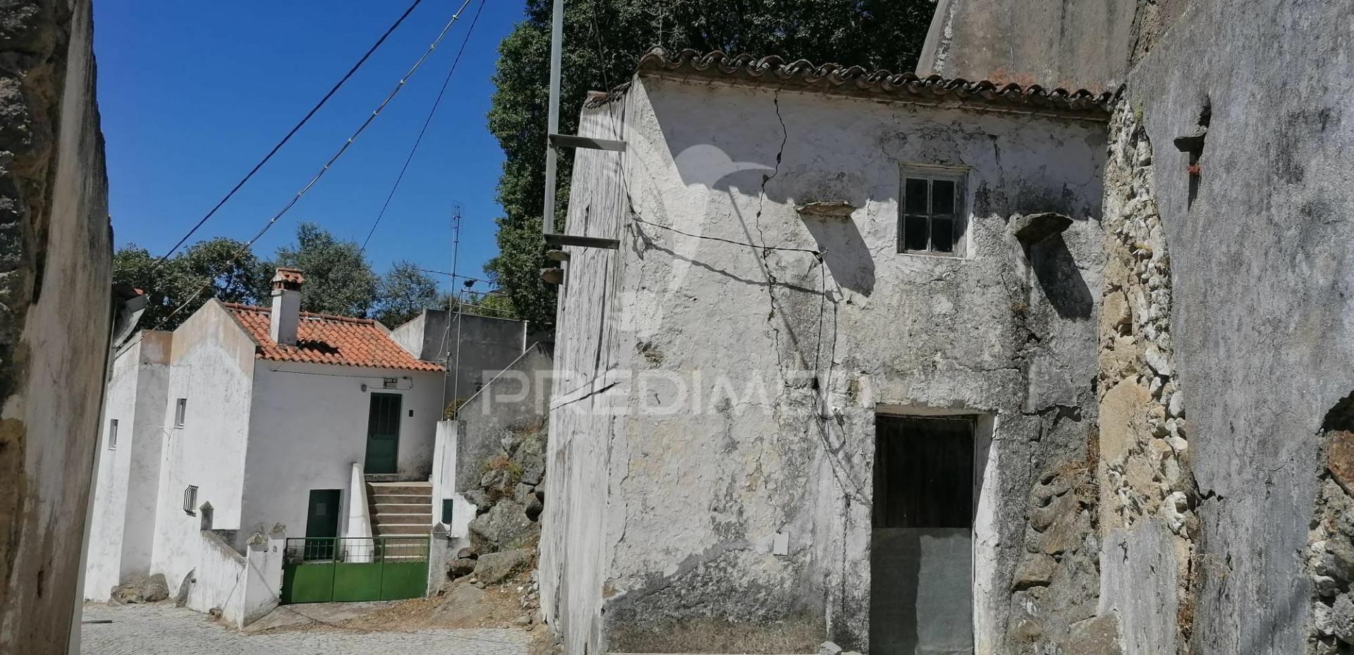 Casa antiga para recuperar nas carreiras