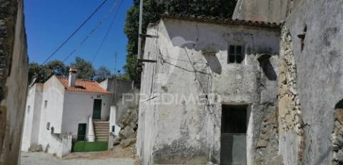 Casa antiga para recuperar nas carreiras