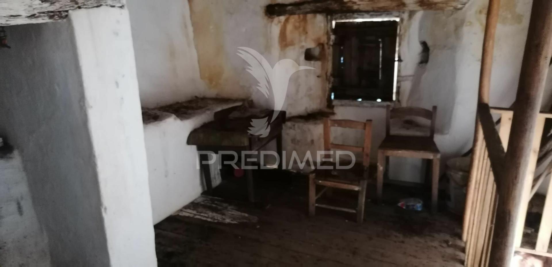 Casa antiga para recuperar nas carreiras